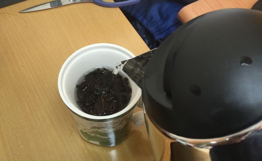 在上班時也可以隨時來一杯台灣老茶 3 03
